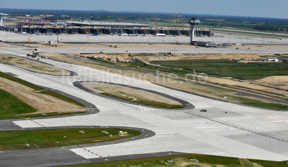 Schönefeld aus der Vogelperspektive: Baustelle des neuen Terminals am Flughafen Schönefeld (BBI)