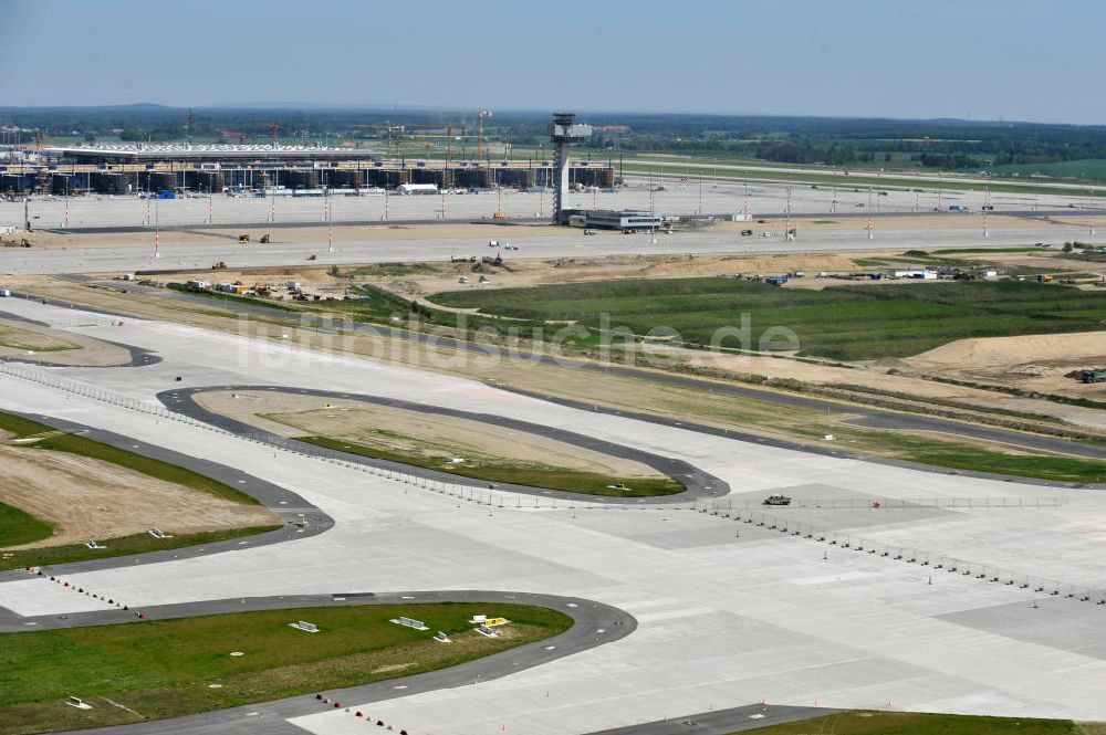 Schönefeld von oben - Baustelle des neuen Terminals am Flughafen Schönefeld (BBI)