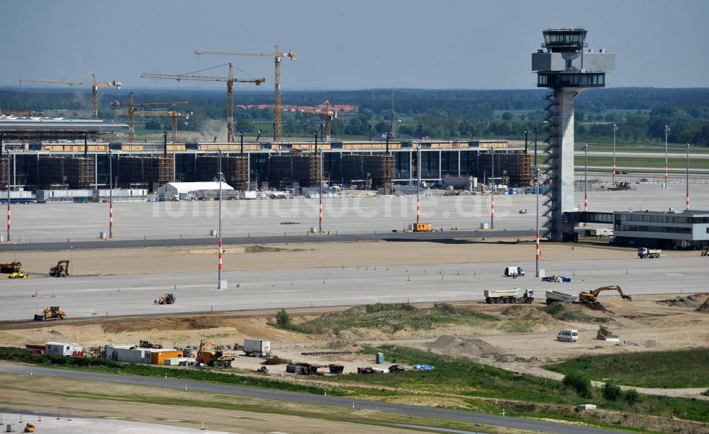 Schönefeld aus der Vogelperspektive: Baustelle des neuen Terminals am Flughafen Schönefeld (BBI)