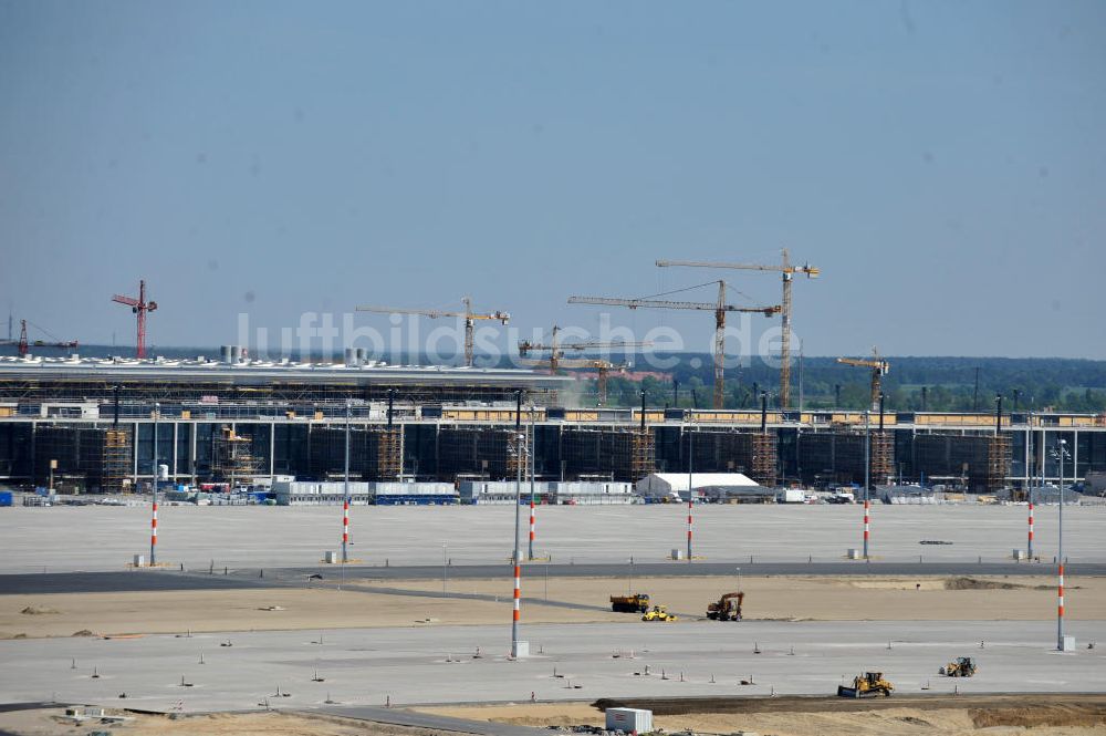 Schönefeld von oben - Baustelle des neuen Terminals am Flughafen Schönefeld (BBI)