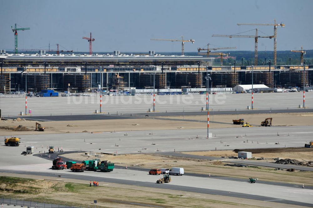 Schönefeld aus der Vogelperspektive: Baustelle des neuen Terminals am Flughafen Schönefeld (BBI)