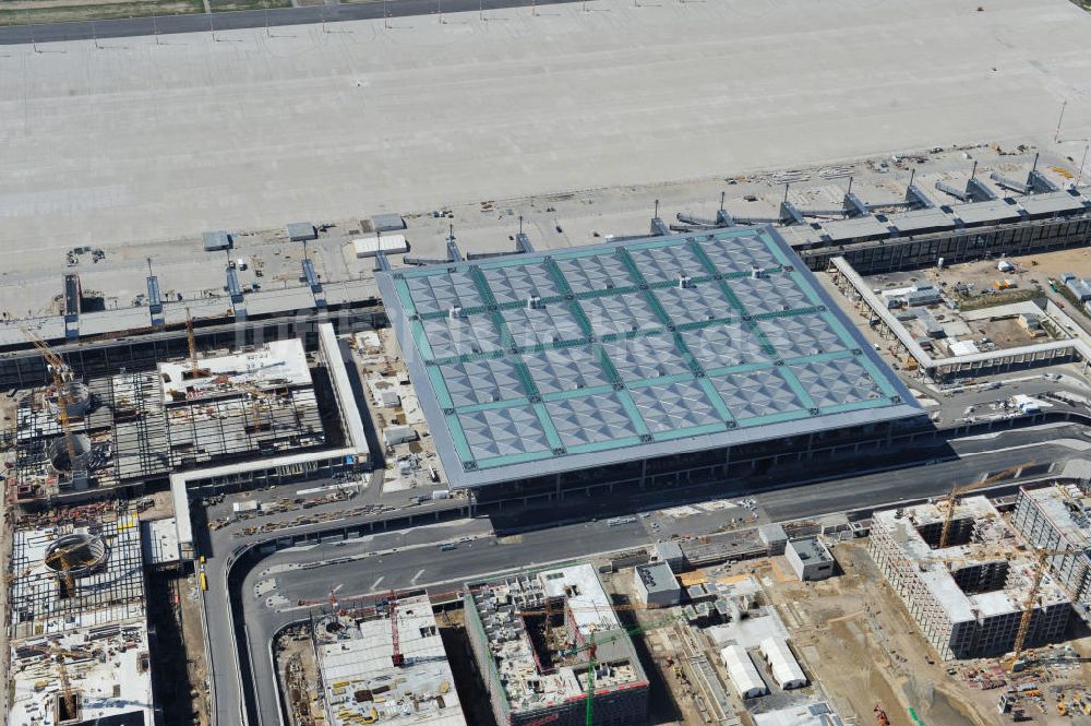 Schönefeld aus der Vogelperspektive: Baustelle des neuen Terminals am Flughafen Schönefeld (BBI)