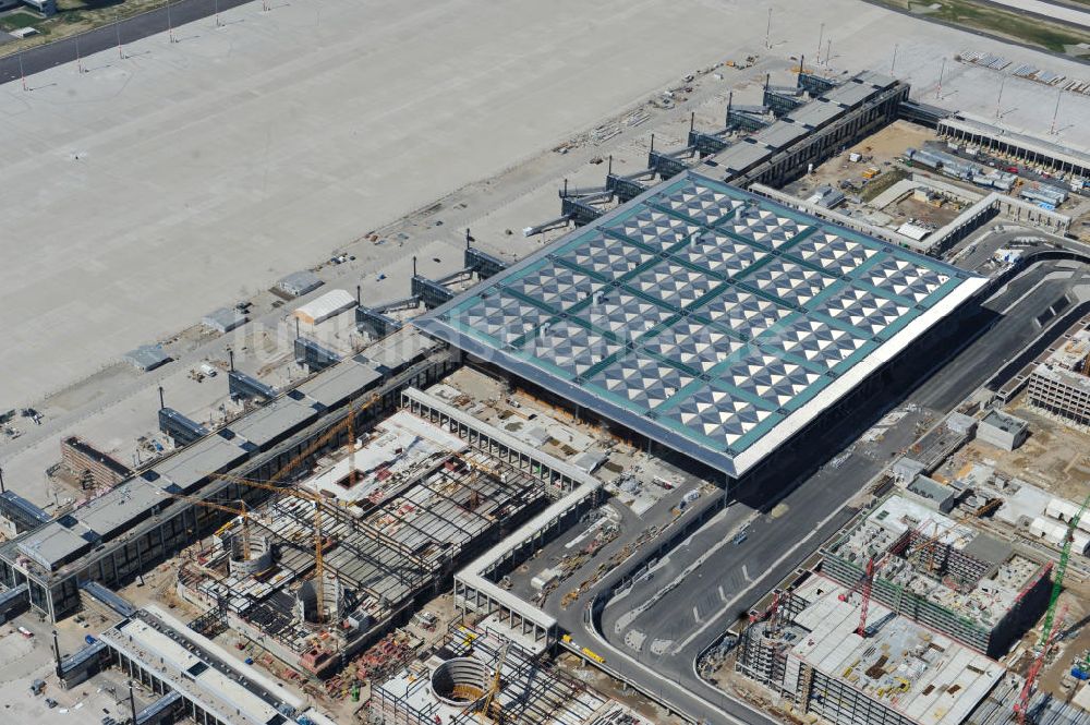 Schönefeld von oben - Baustelle des neuen Terminals am Flughafen Schönefeld (BBI)