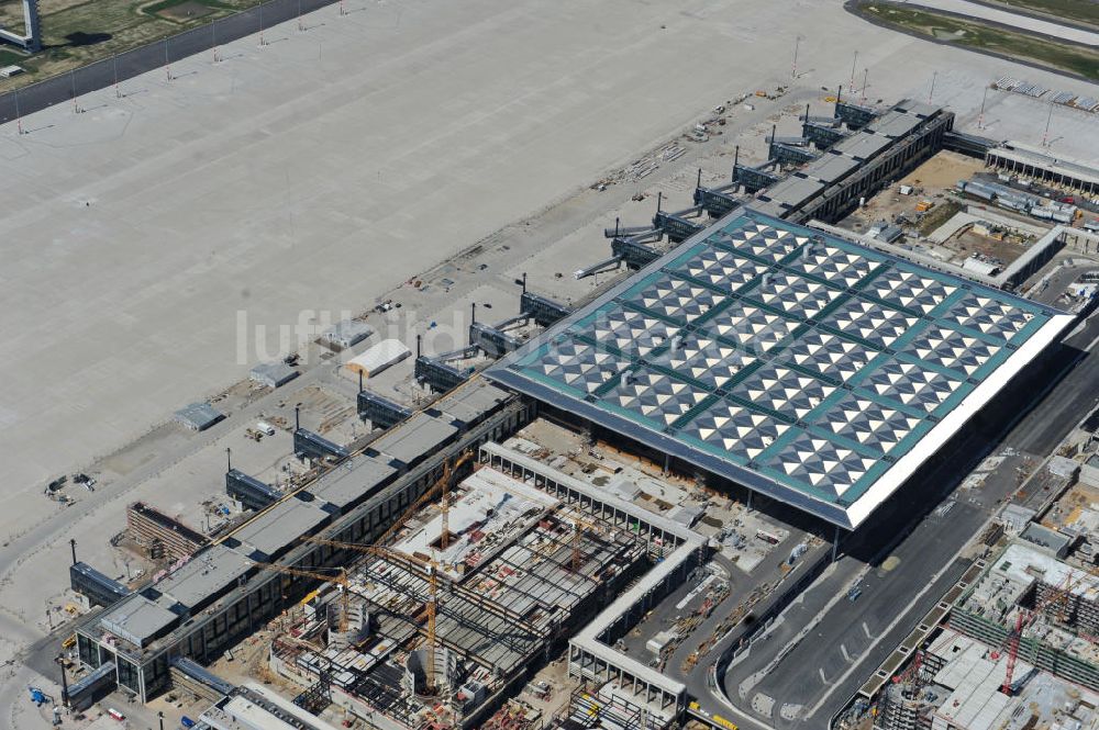 Schönefeld aus der Vogelperspektive: Baustelle des neuen Terminals am Flughafen Schönefeld (BBI)