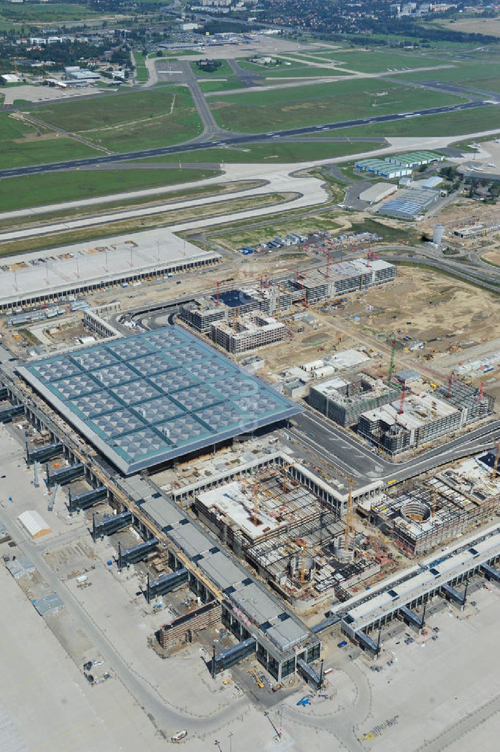 Schönefeld aus der Vogelperspektive: Baustelle des neuen Terminals am Flughafen Schönefeld (BBI)