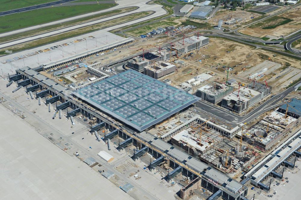 Schönefeld von oben - Baustelle des neuen Terminals am Flughafen Schönefeld (BBI)