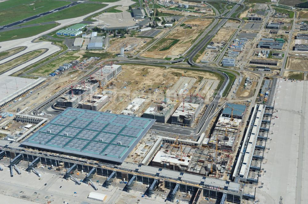 Schönefeld aus der Vogelperspektive: Baustelle des neuen Terminals am Flughafen Schönefeld (BBI)