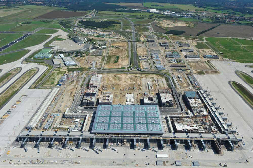 Schönefeld von oben - Baustelle des neuen Terminals am Flughafen Schönefeld (BBI)