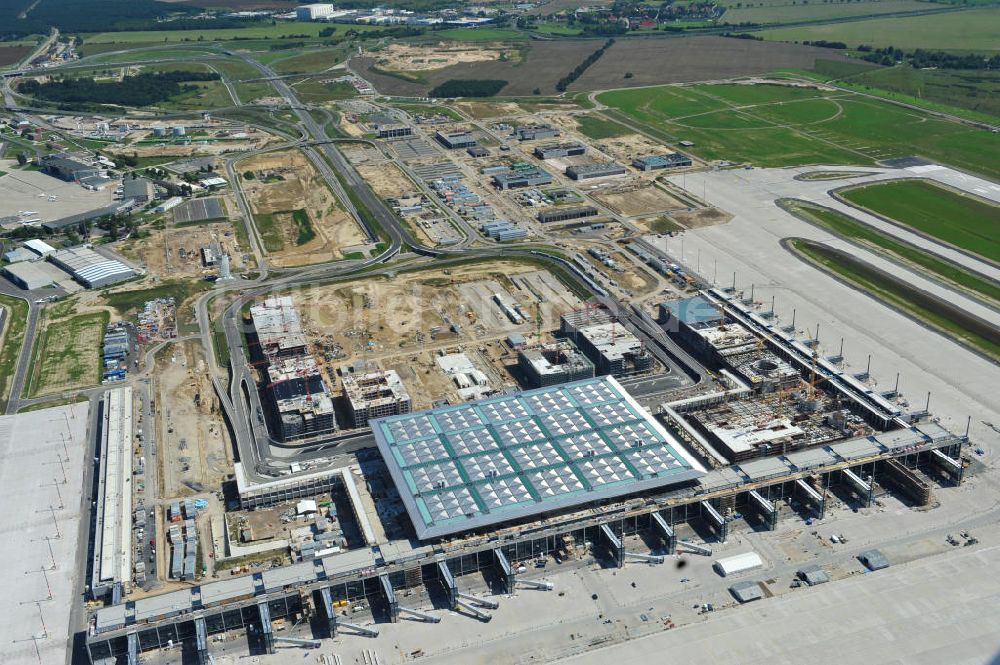 Schönefeld aus der Vogelperspektive: Baustelle des neuen Terminals am Flughafen Schönefeld (BBI)