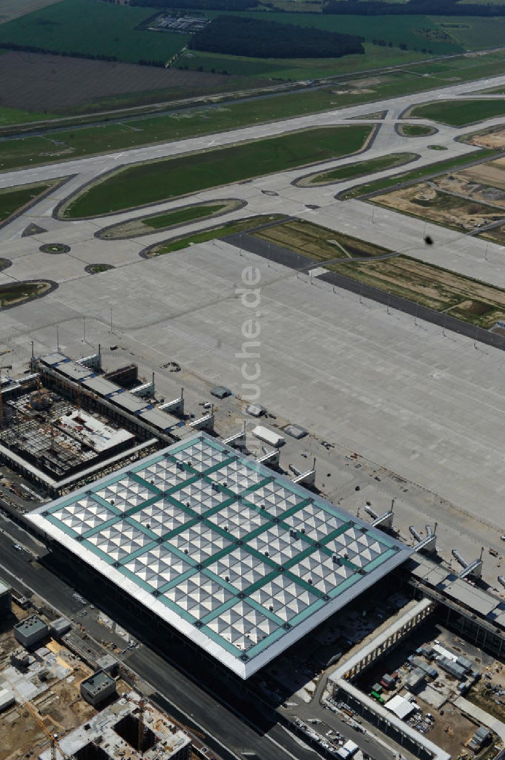 Schönefeld von oben - Baustelle des neuen Terminals am Flughafen Schönefeld (BBI)