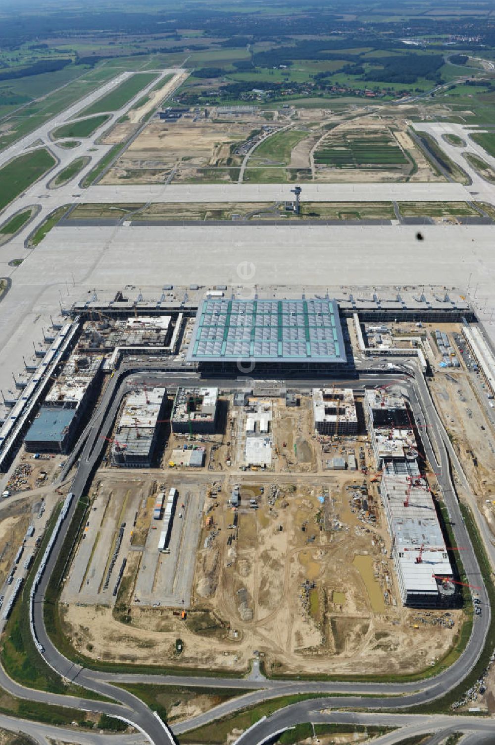 Schönefeld aus der Vogelperspektive: Baustelle des neuen Terminals am Flughafen Schönefeld (BBI)