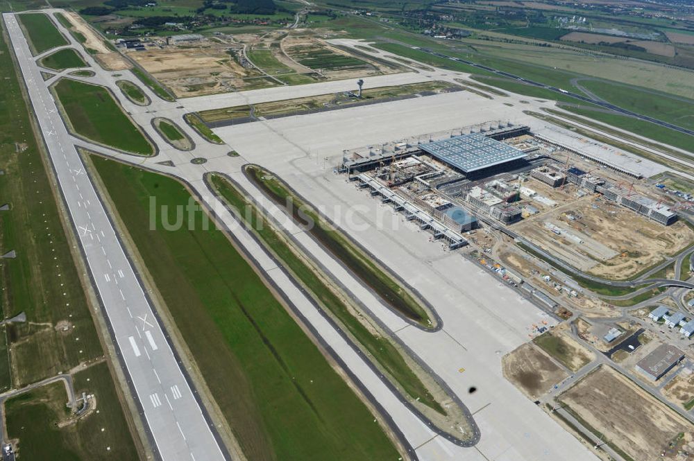 Schönefeld von oben - Baustelle des neuen Terminals am Flughafen Schönefeld (BBI)