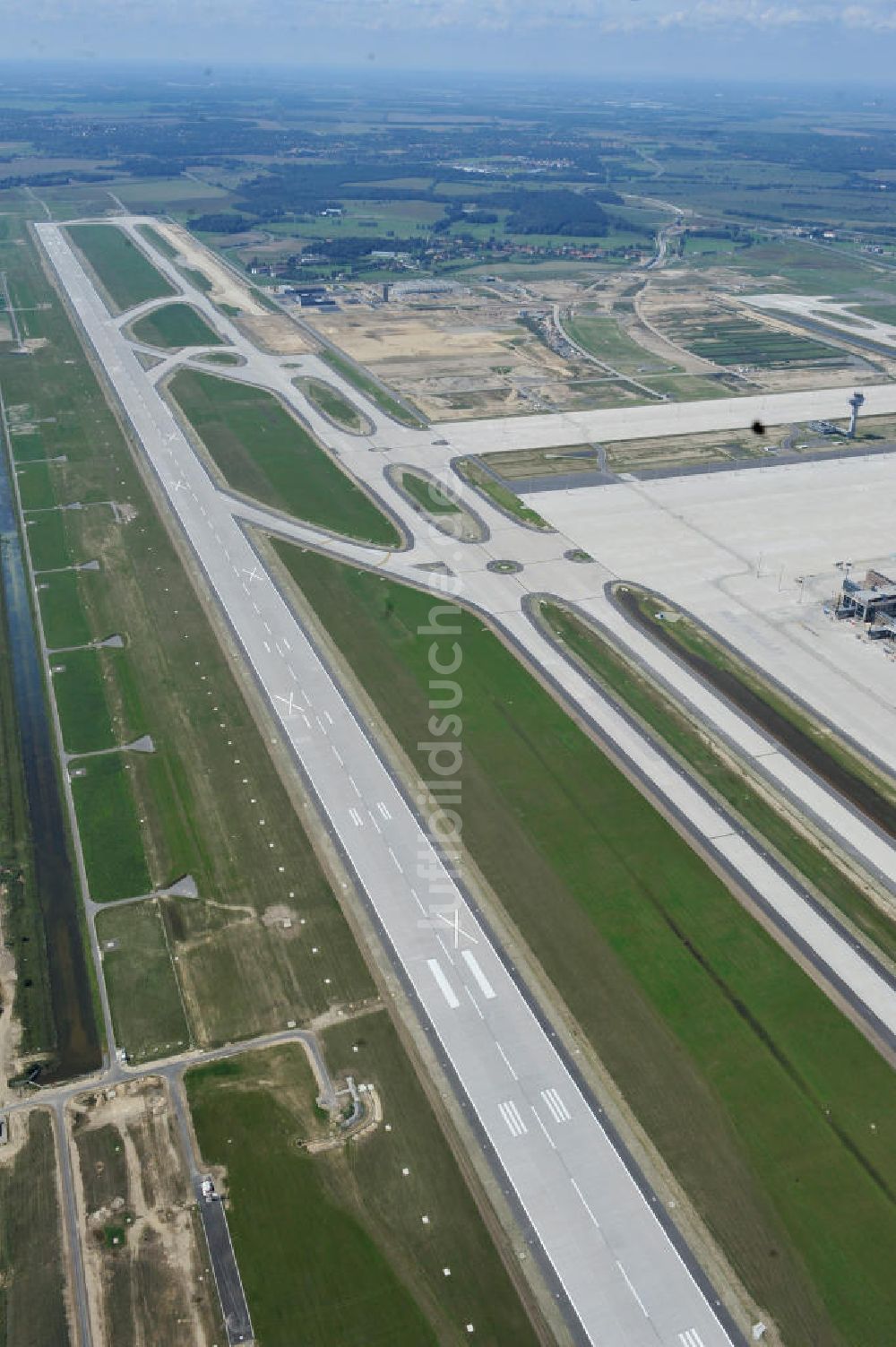 Schönefeld aus der Vogelperspektive: Baustelle des neuen Terminals am Flughafen Schönefeld (BBI)