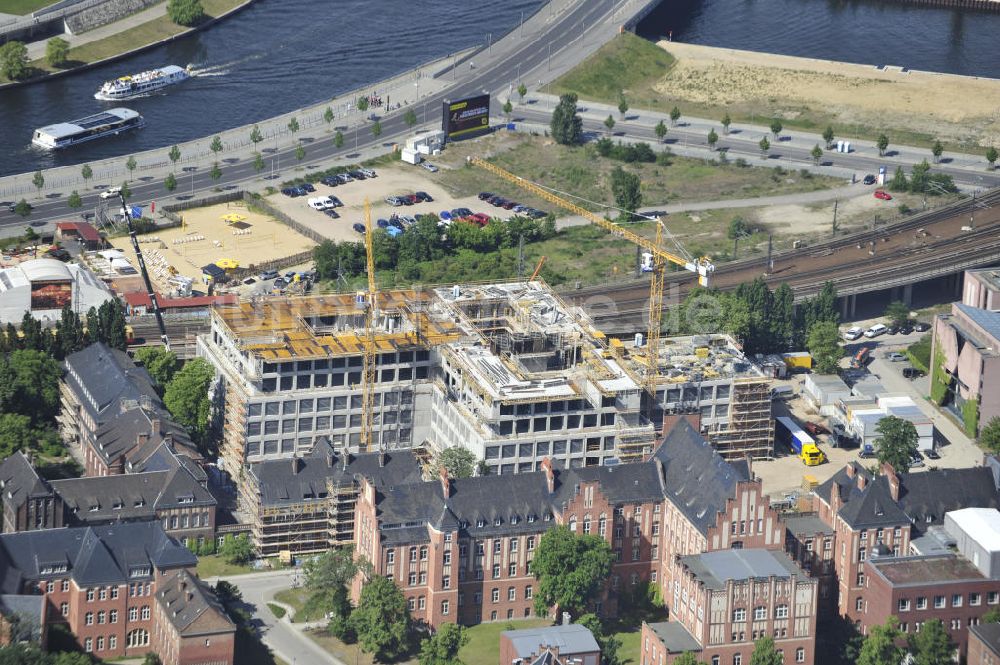 Luftaufnahme Berlin - Baustelle der neuen Vorklinik und des Forschungszentrums für Neuro- und Immunwissenschaften der Charité in Berlin