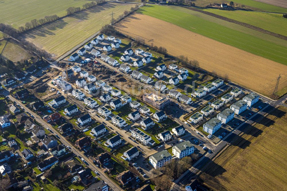 Holzwickede von oben - Baustelle neum Neubau des Wohnpark Emscherquelle in Holzwickede im Bundesland Nordrhein-Westfalen, Deutschland