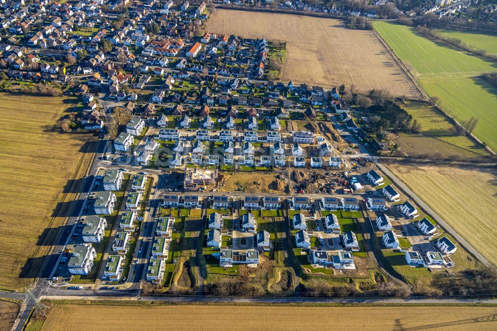 Holzwickede von oben - Baustelle neum Neubau des Wohnpark Emscherquelle in Holzwickede im Bundesland Nordrhein-Westfalen, Deutschland