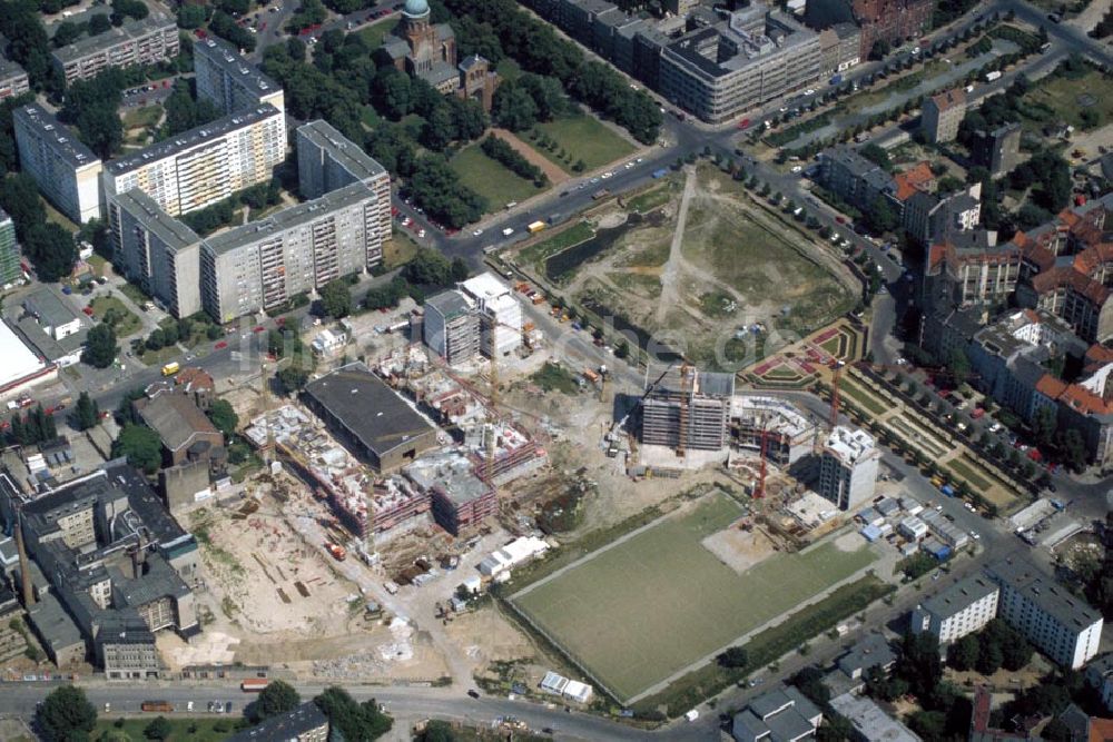 Berlin / Kreuzberg von oben - Baustelle Nähe Engeldamm/Bethaniendamm in Berlin Kreuzberg 1995