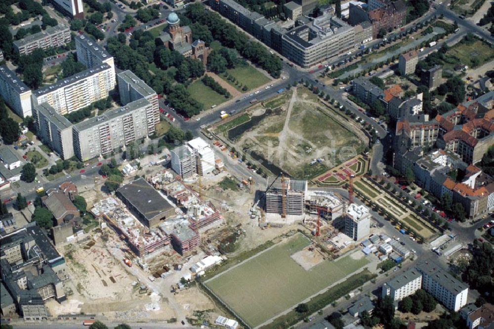 Berlin / Kreuzberg aus der Vogelperspektive: Baustelle Nähe Engeldamm/Bethaniendamm in Berlin Kreuzberg 1995