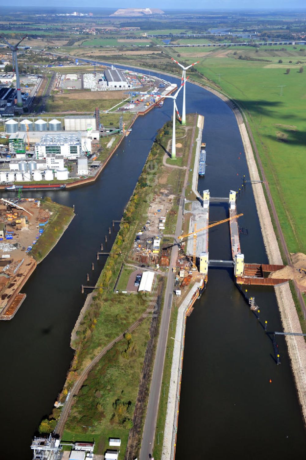 Luftaufnahme Magdeburg - Baustelle Niedrigwasserschleuse Magdeburg im Rothenseer Verbindungskanal