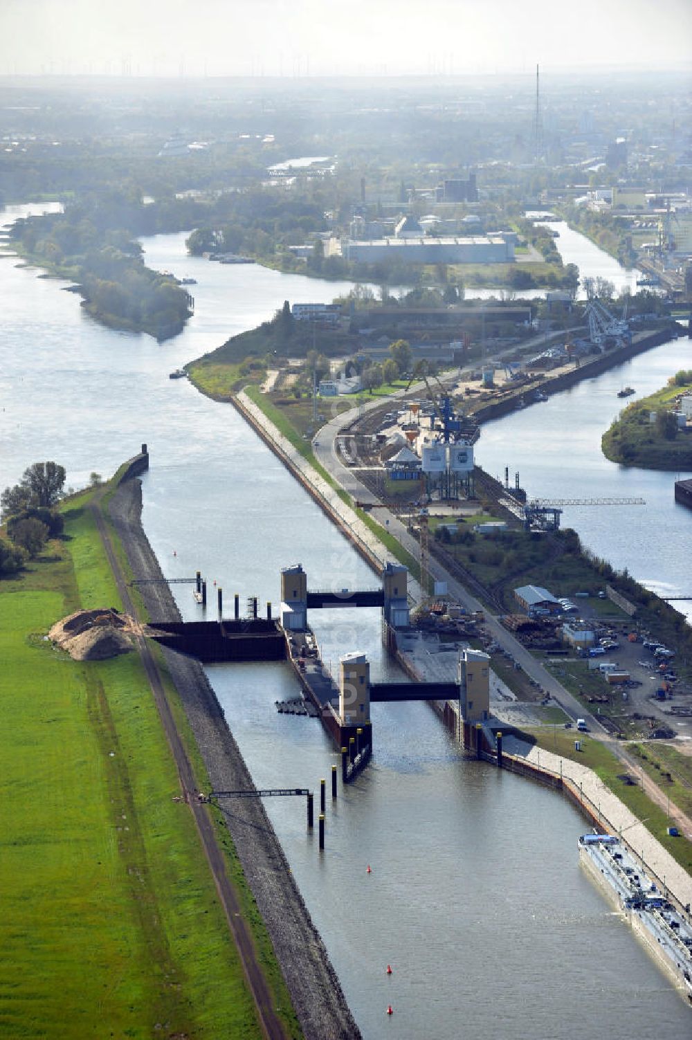 Luftaufnahme Magdeburg - Baustelle Niedrigwasserschleuse Magdeburg im Rothenseer Verbindungskanal