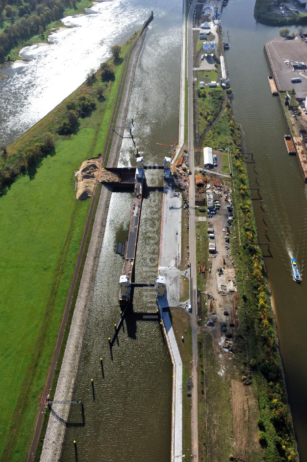 Magdeburg aus der Vogelperspektive: Baustelle Niedrigwasserschleuse Magdeburg im Rothenseer Verbindungskanal