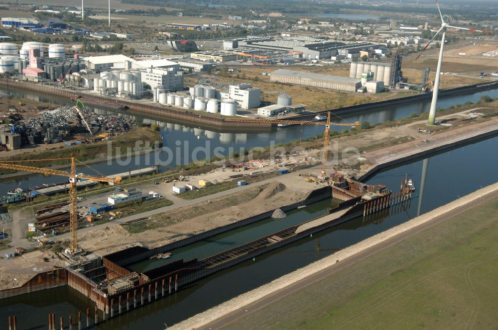 Magdeburg aus der Vogelperspektive: Baustelle Niedrigwasserschleuse an der Steinkopfinsel im Hafen / Binnenhafen Magdeburg an der Elbe