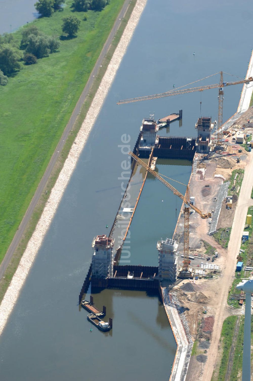 Magdeburg von oben - Baustelle der Niedrigwasserschleuse an der Steinkopfinsel im Hafen Magdeburg