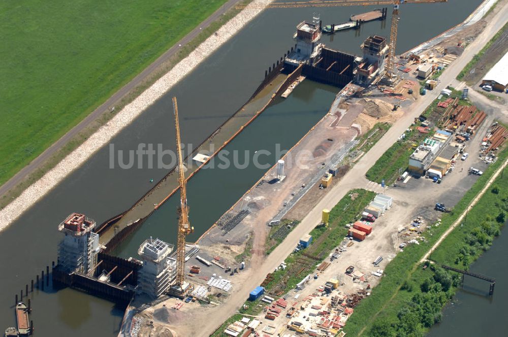 Luftbild Magdeburg - Baustelle der Niedrigwasserschleuse an der Steinkopfinsel im Hafen Magdeburg