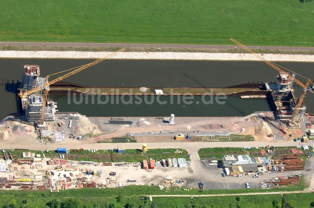 Luftaufnahme Magdeburg - Baustelle der Niedrigwasserschleuse an der Steinkopfinsel im Hafen Magdeburg