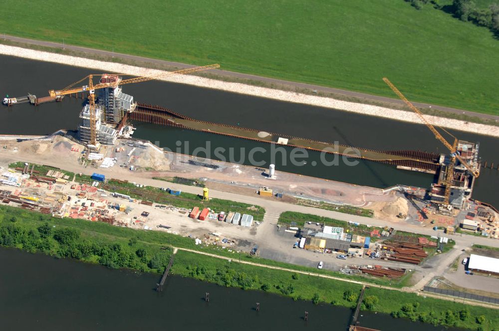 Luftbild Magdeburg - Baustelle der Niedrigwasserschleuse an der Steinkopfinsel im Hafen Magdeburg