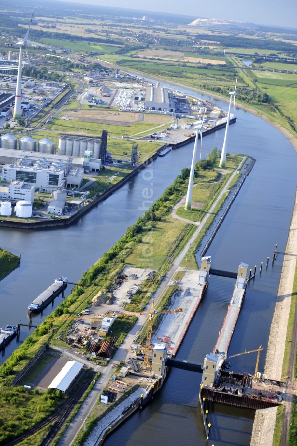 Magdeburg aus der Vogelperspektive: Baustelle der Niedrigwasserschleuse an der Steinkopfinsel im Hafen Magdeburg