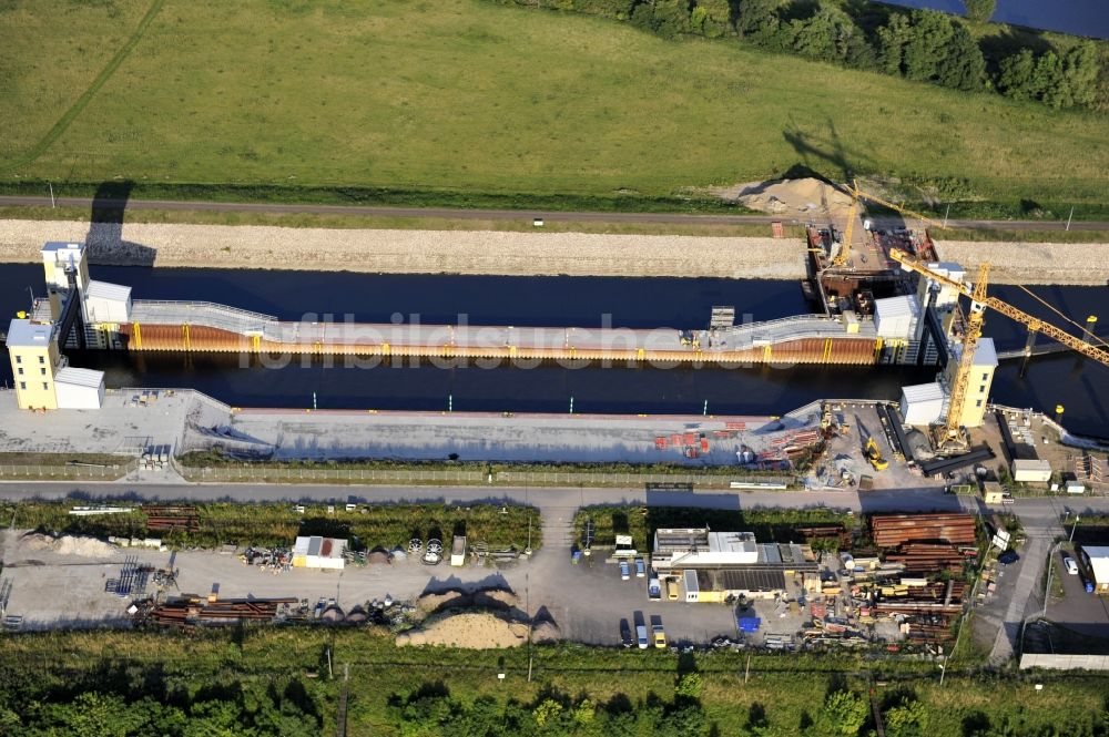 Luftbild Magdeburg - Baustelle der Niedrigwasserschleuse an der Steinkopfinsel im Hafen Magdeburg