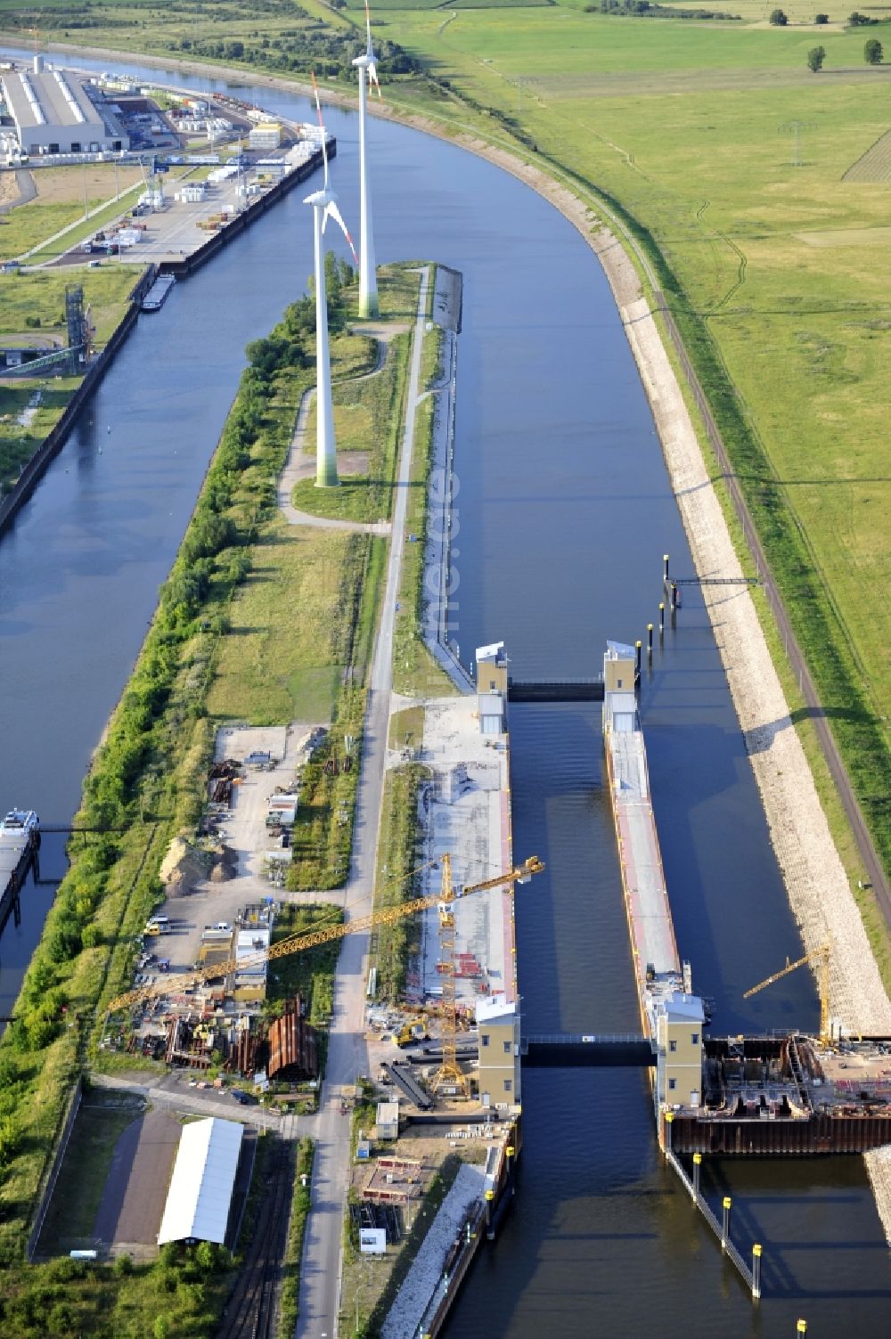 Luftbild Magdeburg - Baustelle der Niedrigwasserschleuse an der Steinkopfinsel im Hafen Magdeburg