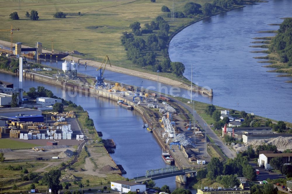 Luftaufnahme Magdeburg - Baustelle der Niedrigwasserschleuse an der Steinkopfinsel im Hafen Magdeburg