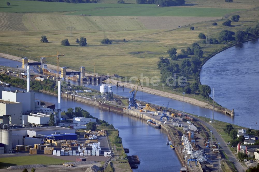 Magdeburg von oben - Baustelle der Niedrigwasserschleuse an der Steinkopfinsel im Hafen Magdeburg