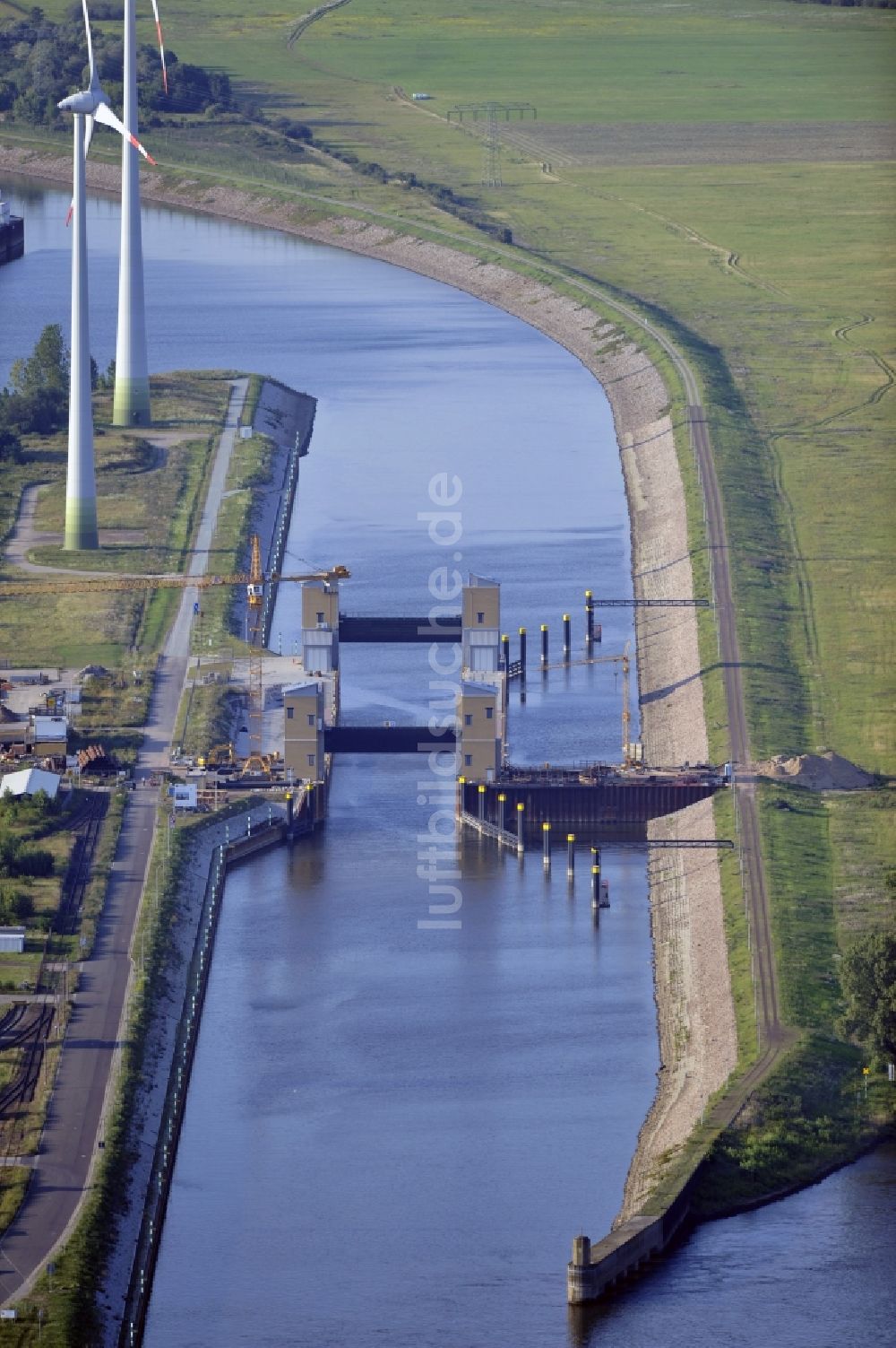 Luftaufnahme Magdeburg - Baustelle der Niedrigwasserschleuse an der Steinkopfinsel im Hafen Magdeburg