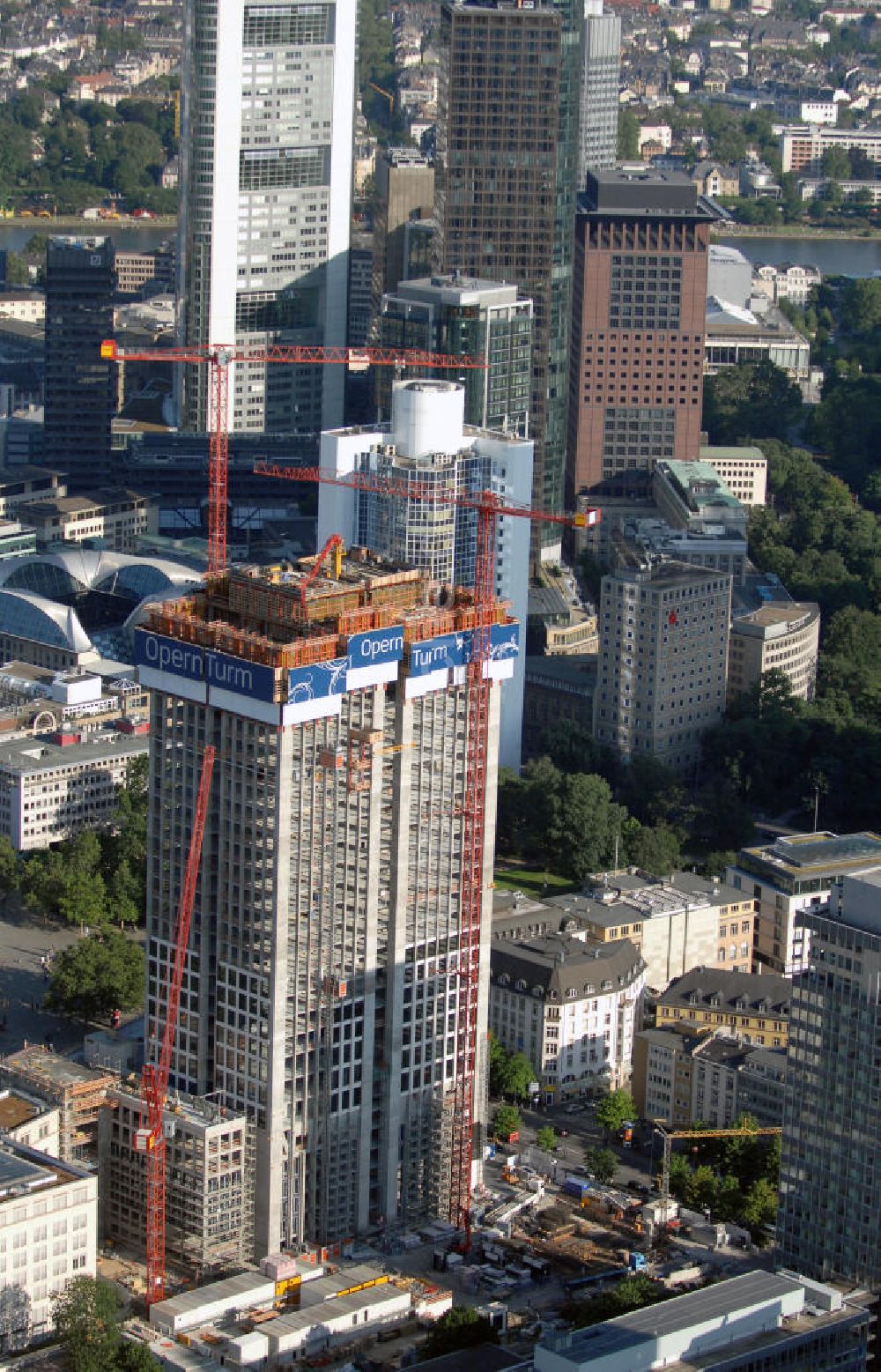 Frankfurt am Main von oben - Baustelle Opern Turm in Frankfurt am Main