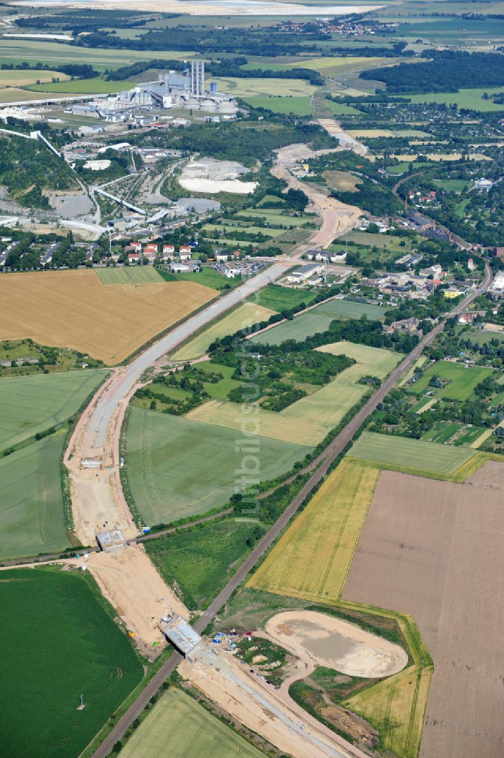 Bernburg von oben - Baustelle Ortsumgehung B 6n und BA 14 Bernburg in Sachsen-Anhalt