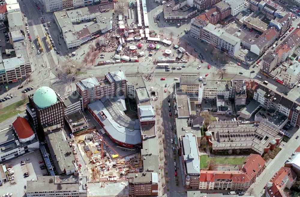 Hannover von oben - , Baustelle (Parkhaus) der Verlagsgesellschaft Madsack hinter ihrem Medienzentrum im Anzeiger-Hochhaus, Geschäftsstelle Anzeiger-Hochhaus, Goseriede 9, 30159 Hannover, Tel