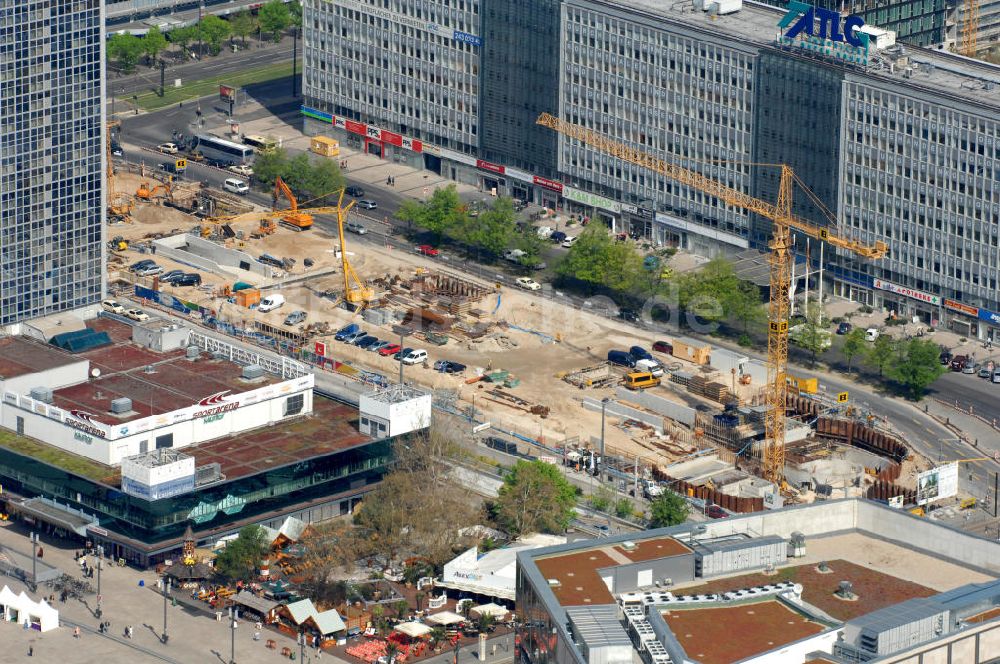 Berlin von oben - Baustelle eines Parkhauses am Alexanderplatz Berlin-Mitte