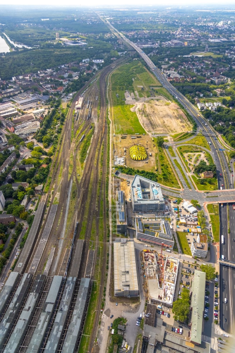 Duisburg aus der Vogelperspektive: Baustelle Quartier 1 und Duisburg Central Office Geschäftshaus in Duisburg im Bundesland Nordrhein-Westfalen - NRW, Deutschland