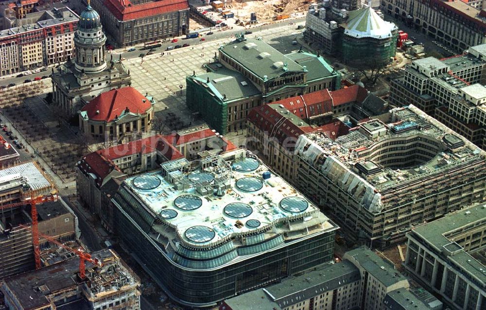 Berlin von oben - 26.03.1995 Baustelle Quartier 207/ Friedrichstadtpassagen in Berlin-Mitte