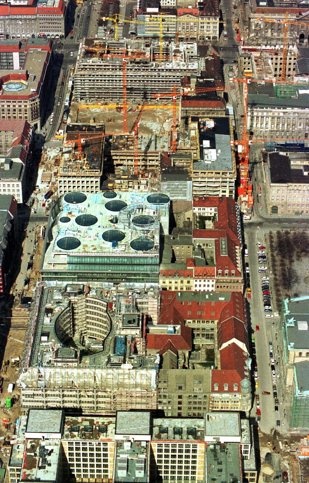 Berlin aus der Vogelperspektive: 26.03.1995 Baustelle Quartier 207/ Friedrichstadtpassagen in Berlin-Mitte