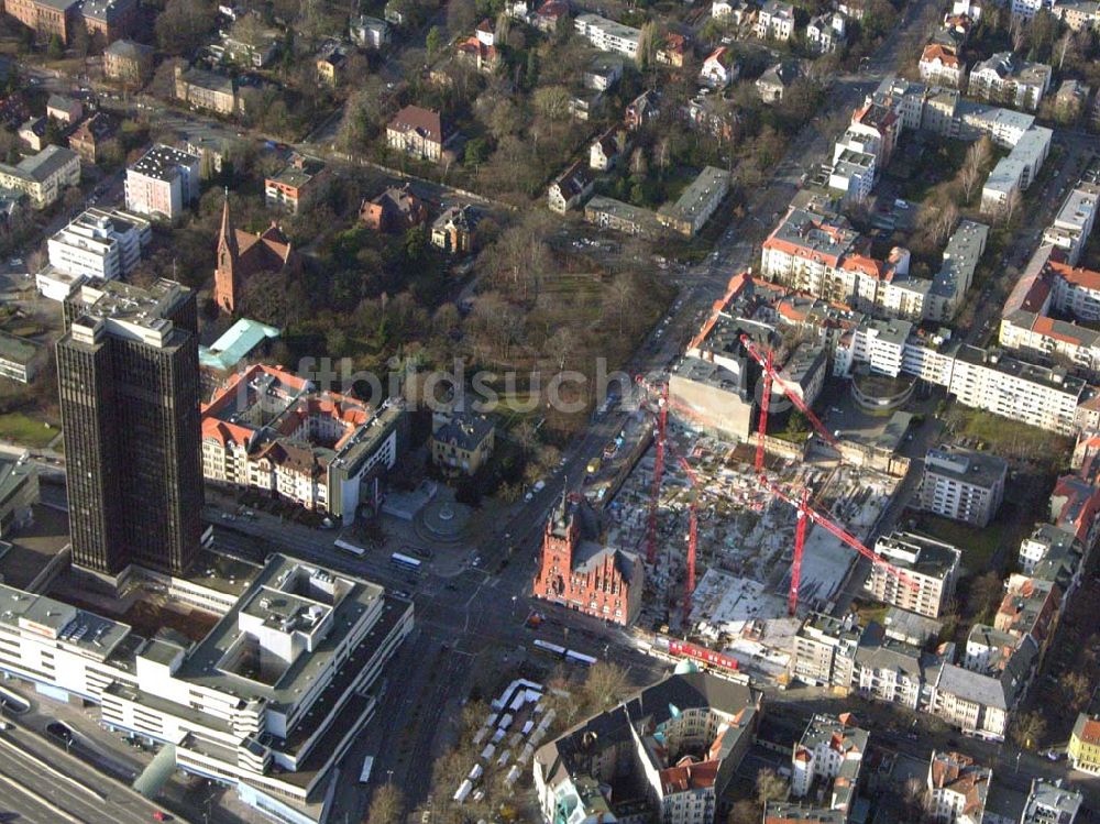 Berlin - Steglitz von oben - Baustelle am Rathaus Steglitz Bau eines Büro- und Wohnhauses