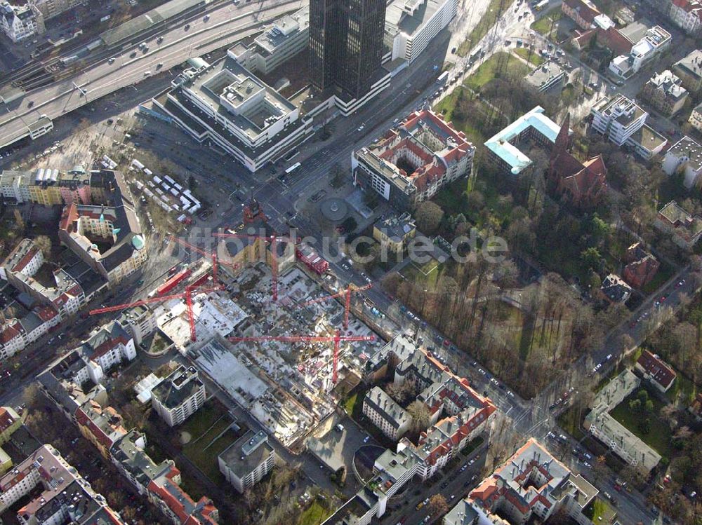 Berlin - Steglitz aus der Vogelperspektive: Baustelle am Rathaus Steglitz Bau eines Büro- und Wohnhauses