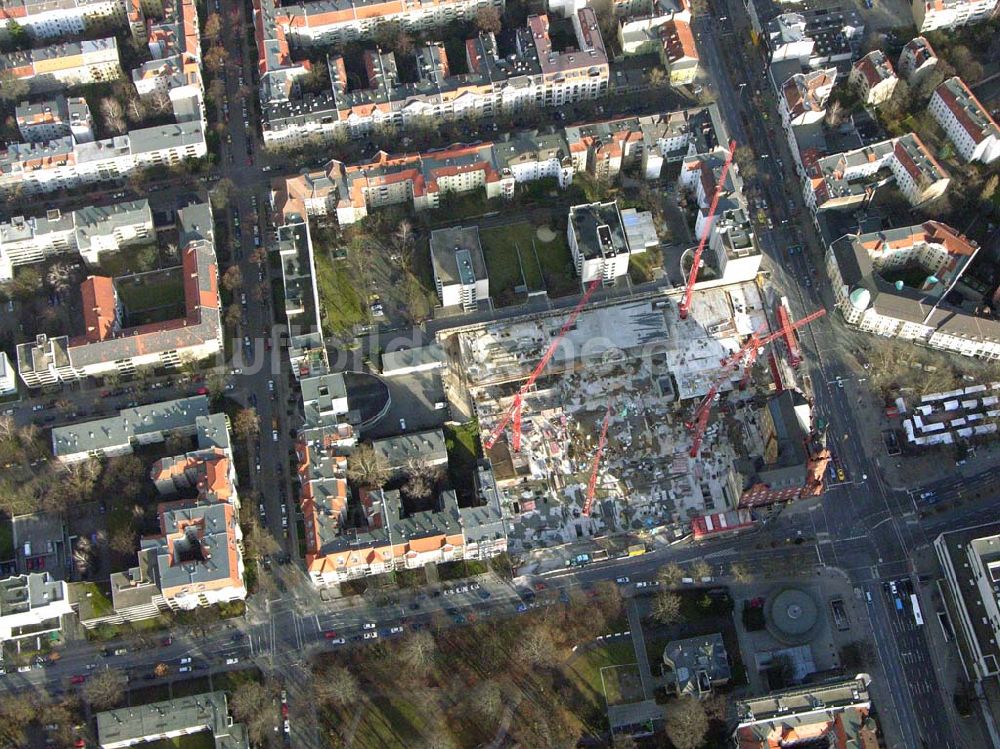 Berlin - Steglitz aus der Vogelperspektive: Baustelle am Rathaus Steglitz Bau eines Büro- und Wohnhauses