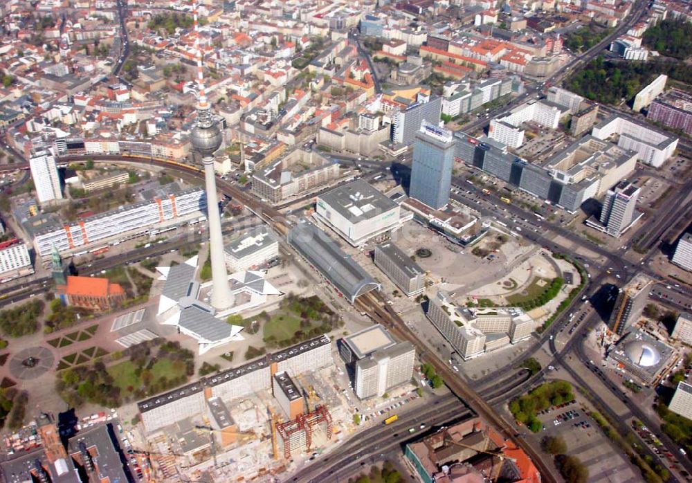 Berlin aus der Vogelperspektive: Baustelle Rathauspassagen am Berliner Fernsehturm in Berlin - Mitte