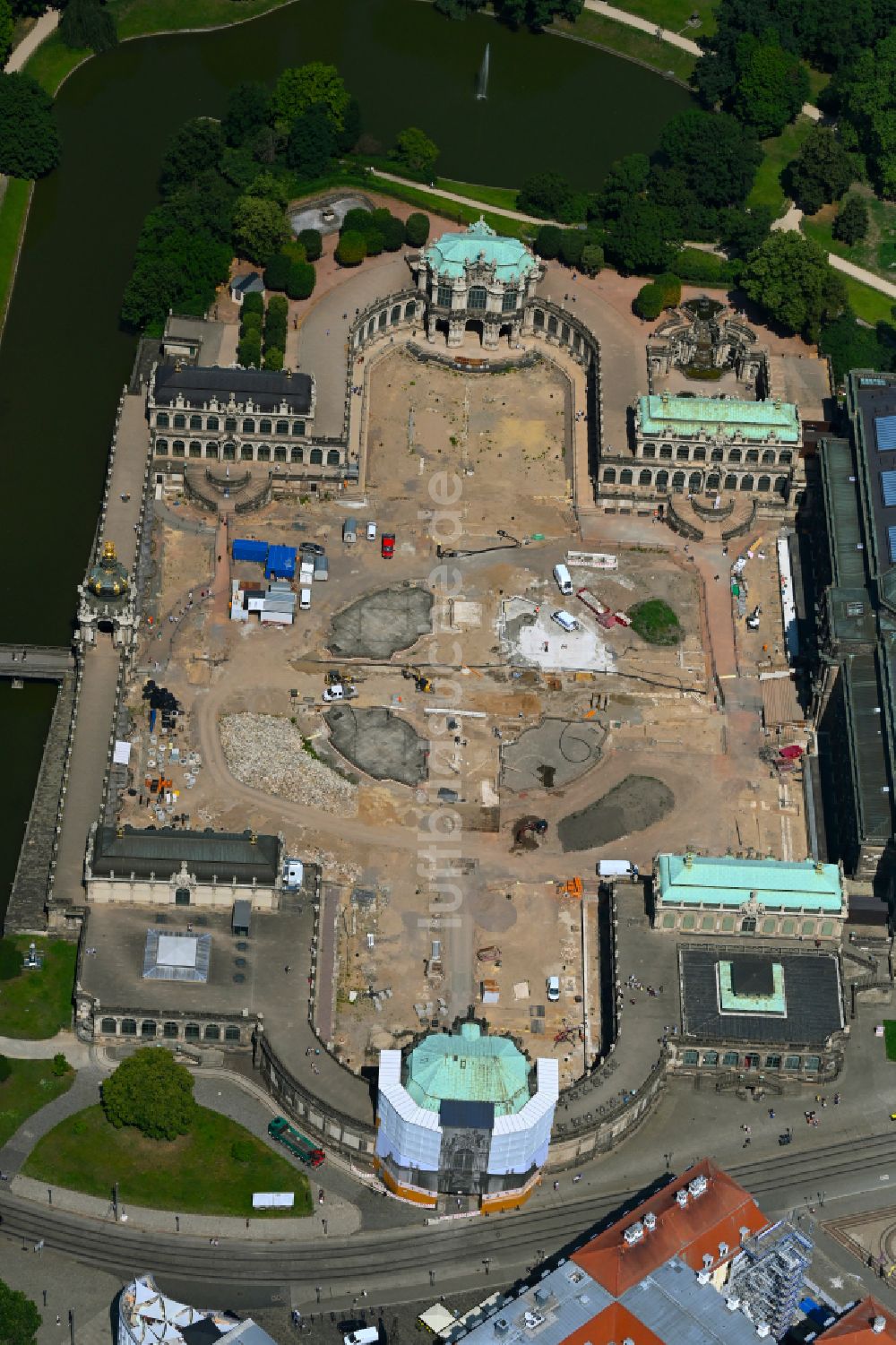 Dresden von oben - Baustelle mit Rekonstruktions- und Sanierungsarbeiten am Palais des Schloss Dresdner Zwinger im Ortsteil Altstadt in Dresden im Bundesland Sachsen, Deutschland