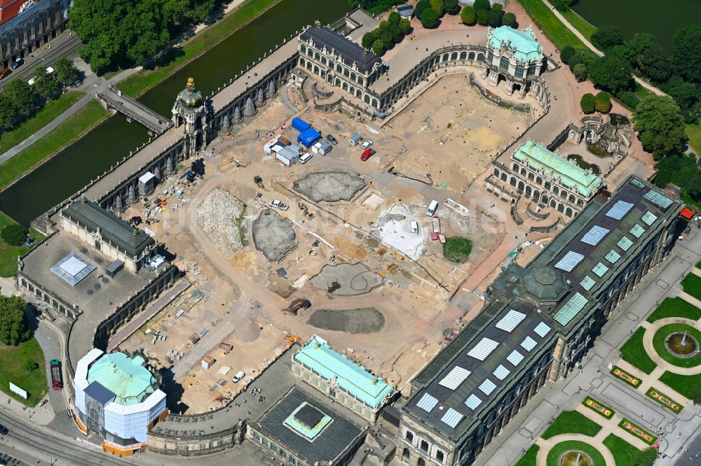 Dresden von oben - Baustelle mit Rekonstruktions- und Sanierungsarbeiten am Palais des Schloss Dresdner Zwinger im Ortsteil Altstadt in Dresden im Bundesland Sachsen, Deutschland