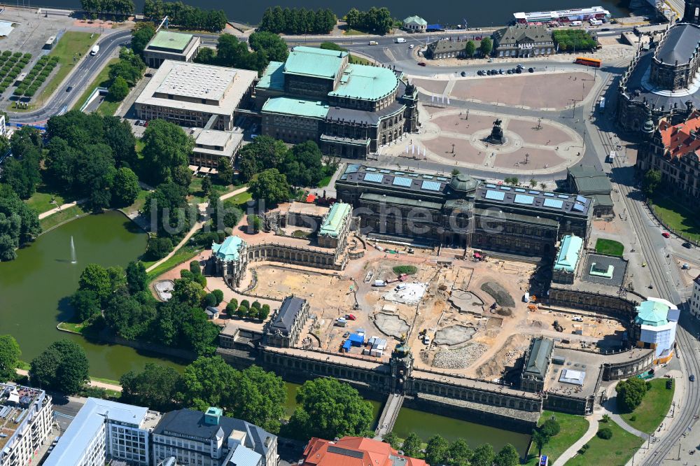 Dresden aus der Vogelperspektive: Baustelle mit Rekonstruktions- und Sanierungsarbeiten am Palais des Schloss Dresdner Zwinger im Ortsteil Altstadt in Dresden im Bundesland Sachsen, Deutschland